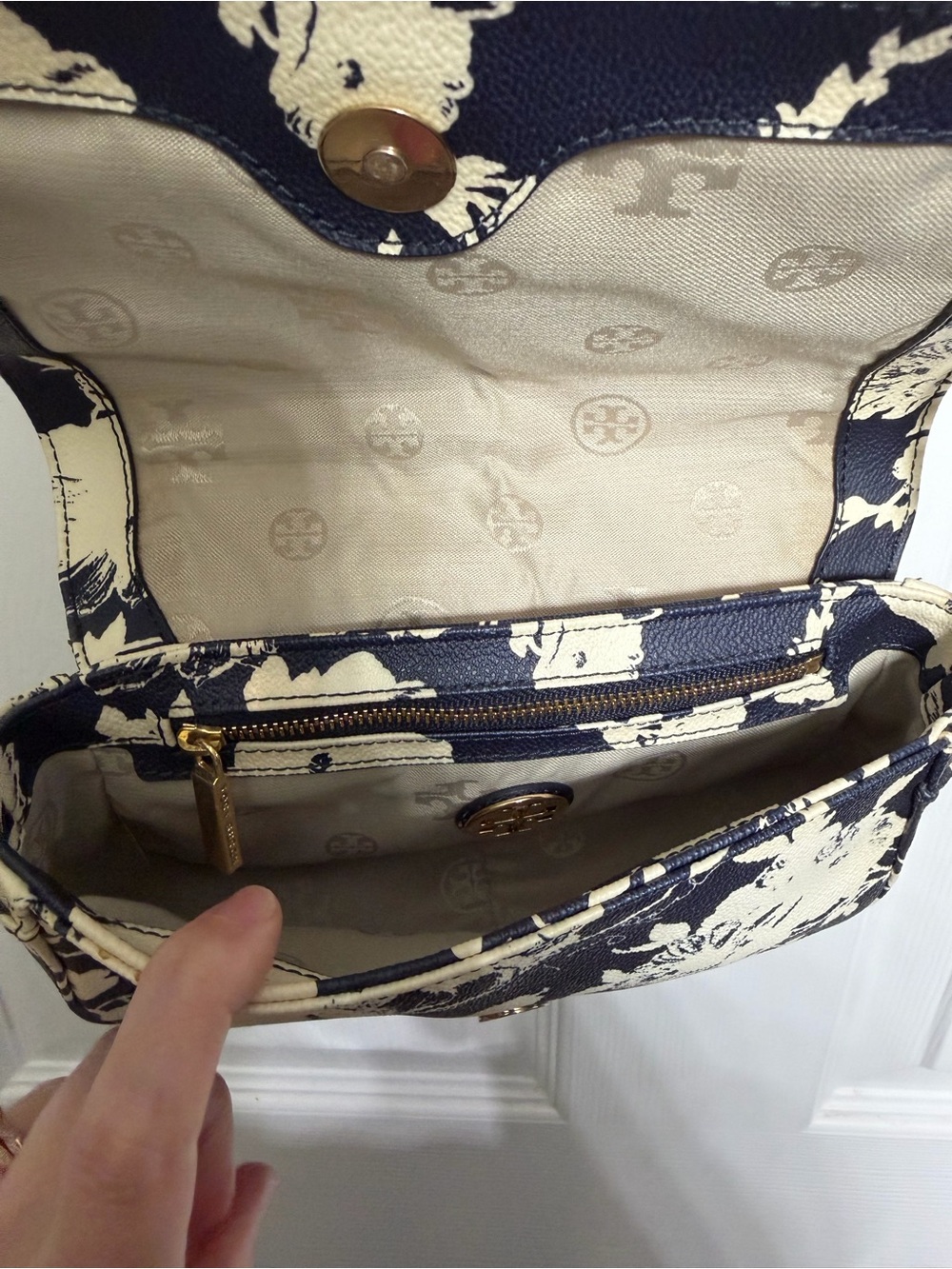 Tory Burch Navy Floral Chain Shoulder Bag - Picture 11 of 16